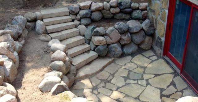 Retaining wall with steps and flagstone patio